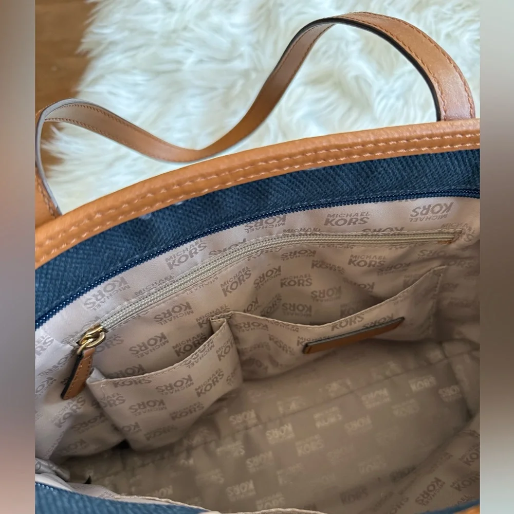 🔥Michael Kors | Navy Blue & Brown Shoulder Bag with Zip Closure and Storage